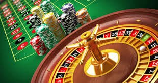 Dealer casino langsung sedang membagikan kartu di meja permainan live casino